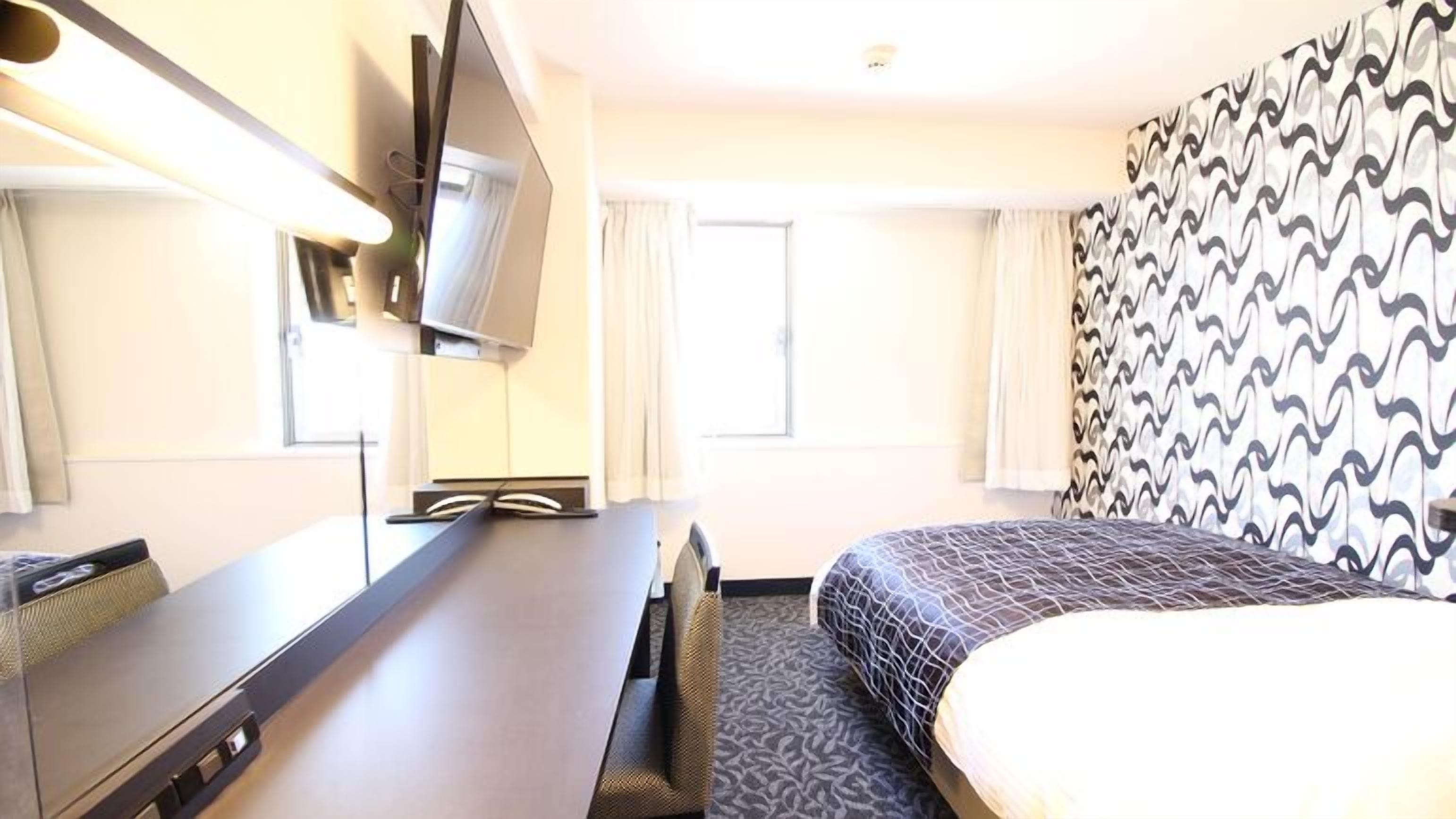 Desk, laptop workspace, iron/ironing board, free WiFi