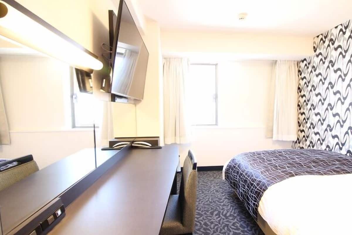 Desk, laptop workspace, iron/ironing board, free WiFi