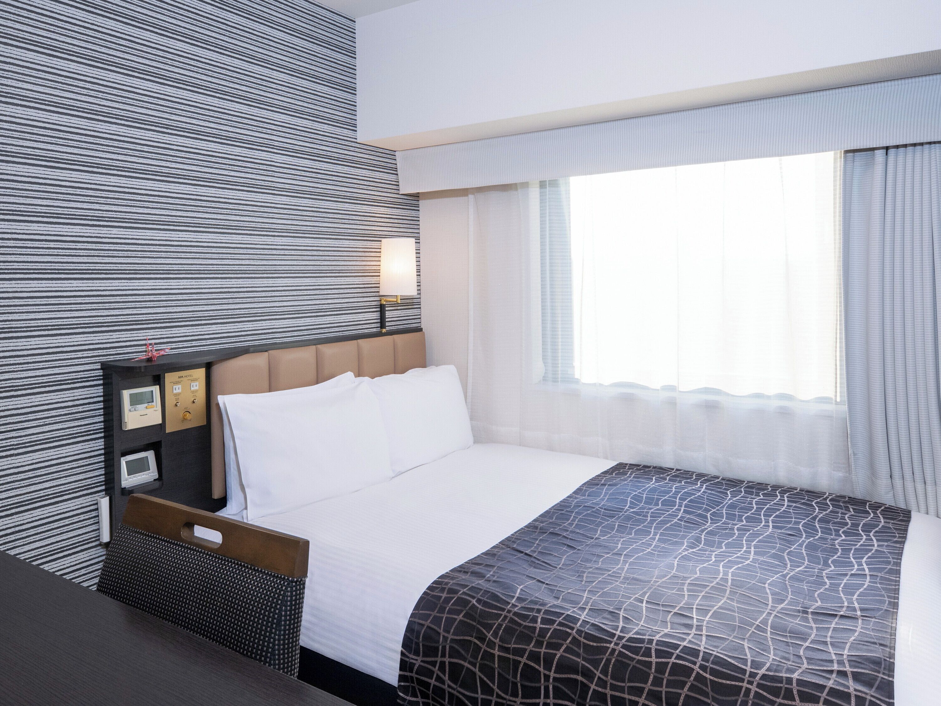 羽毛の掛け布団、デスク、ノートパソコン用作業スペース、防音設備