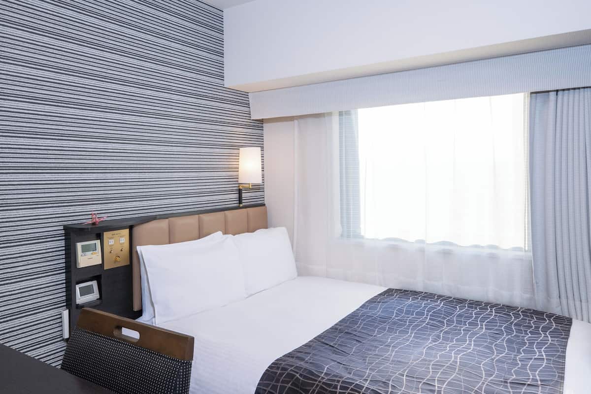 羽毛の掛け布団、デスク、ノートパソコン用作業スペース、防音設備