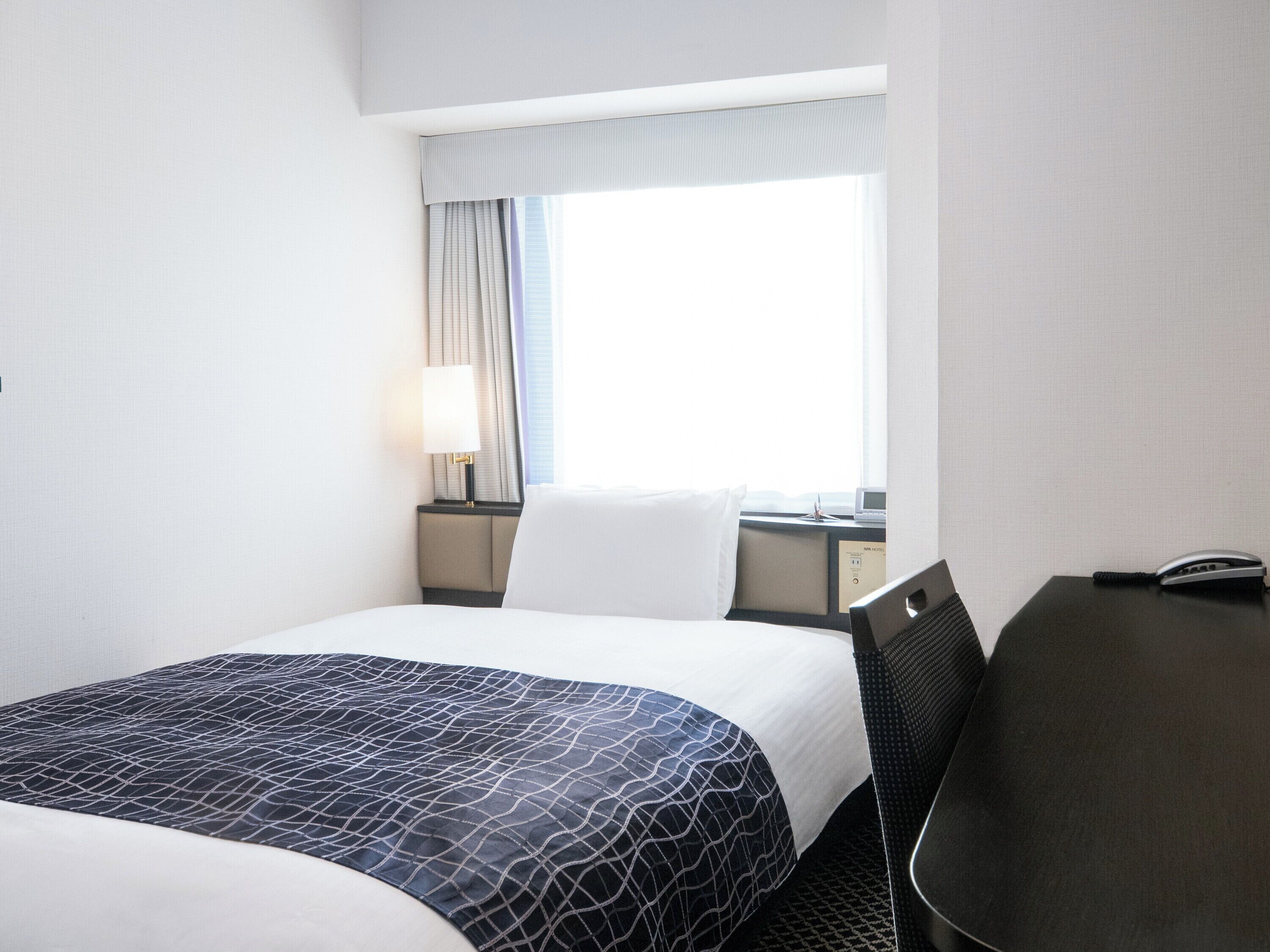 羽毛の掛け布団、デスク、ノートパソコン用作業スペース、防音設備