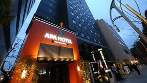 Een hotel met een opvallend bord waarop 