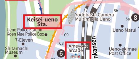 Un mapa que destaca la zona de la estación Keisei-Ueno con puntos de referencia cercanos como el Museo Shitamachi y FamilyMart.