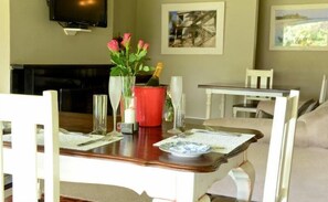 Double Room | In-room dining - Willow Lodge (Harare)