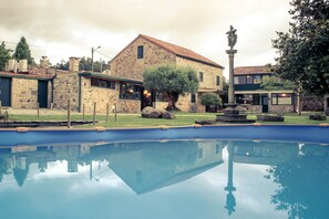 Kauden mukainen ulkouima-allas