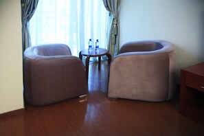 디럭스룸 | 객실 내 식사 공간