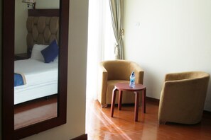 Caixa forta a l'habitació, decoració individual i escriptori