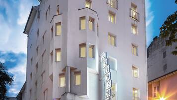 Fachada de la propiedad por la tarde o noche