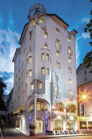 Front of property – evening/night - Hotel Saint Georges Lourdes Pyrenees (Avril 2026) (Lourdes)