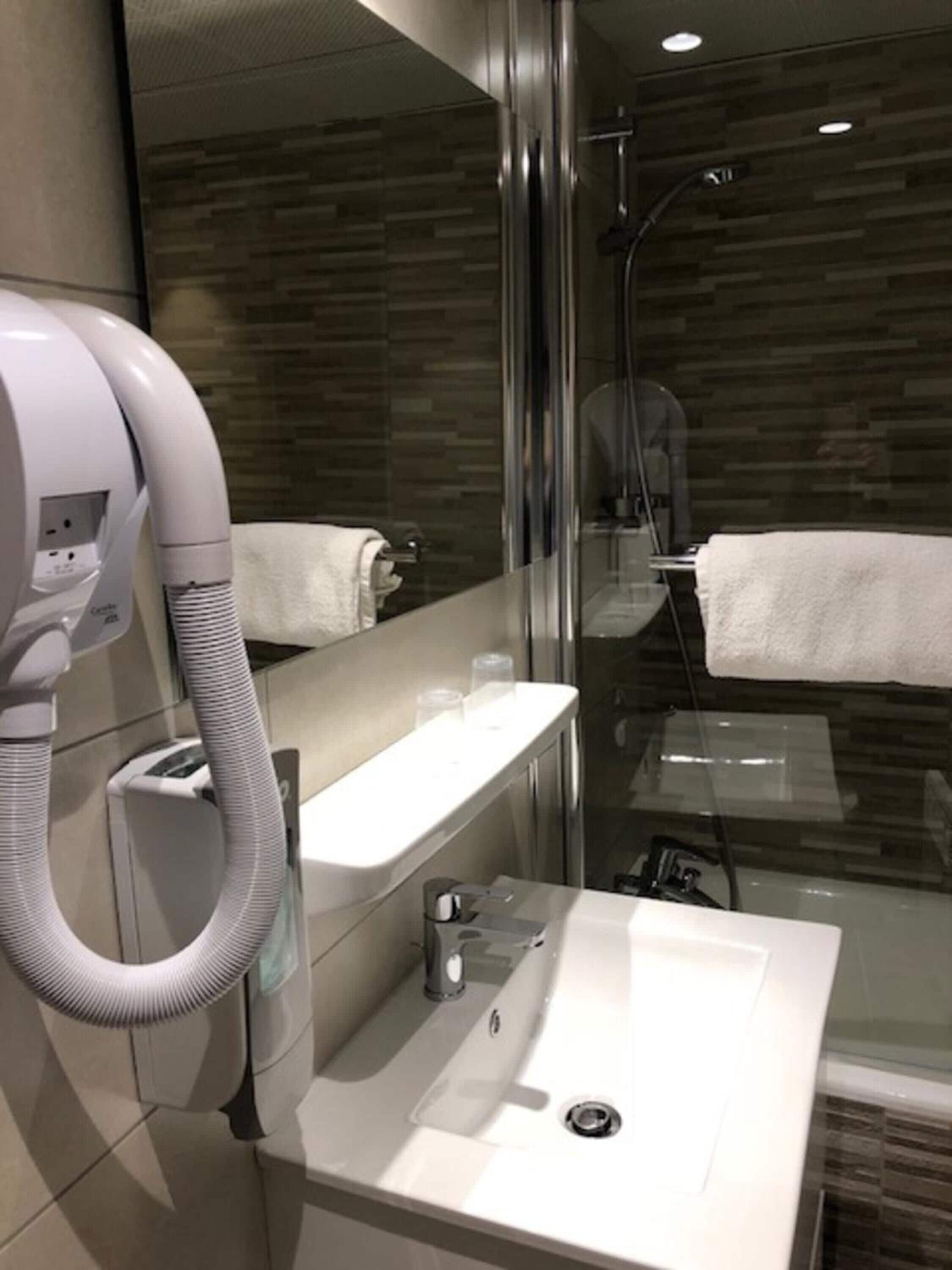 Artículos de tocador gratuitos, bidet, toallas
