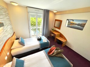 Chambre Confort avec lits jumeaux | Literie de qualité supérieure, bureau, fer et planche à repasser