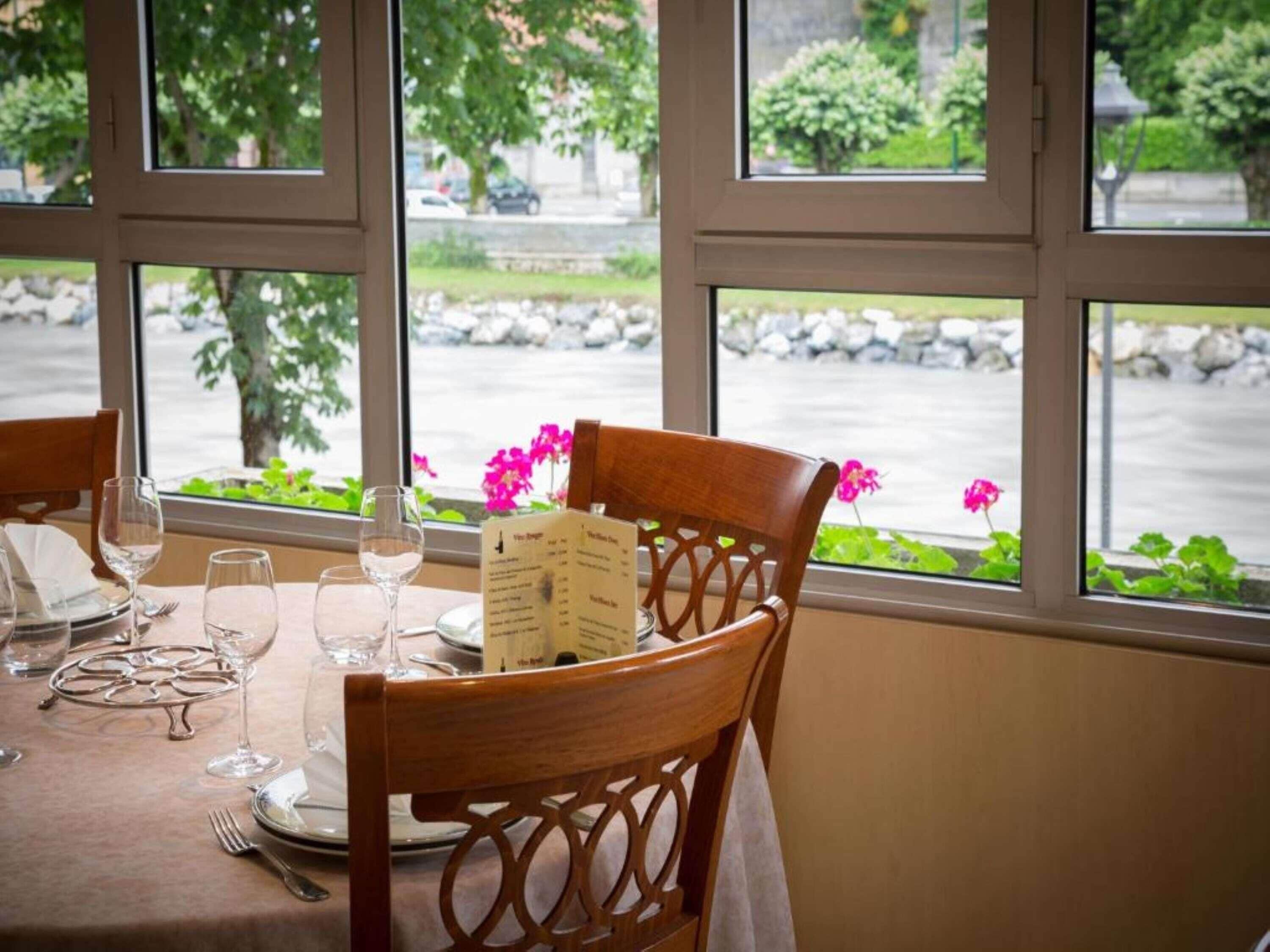 Petit déjeuner, déjeuner et dîner servis sur place