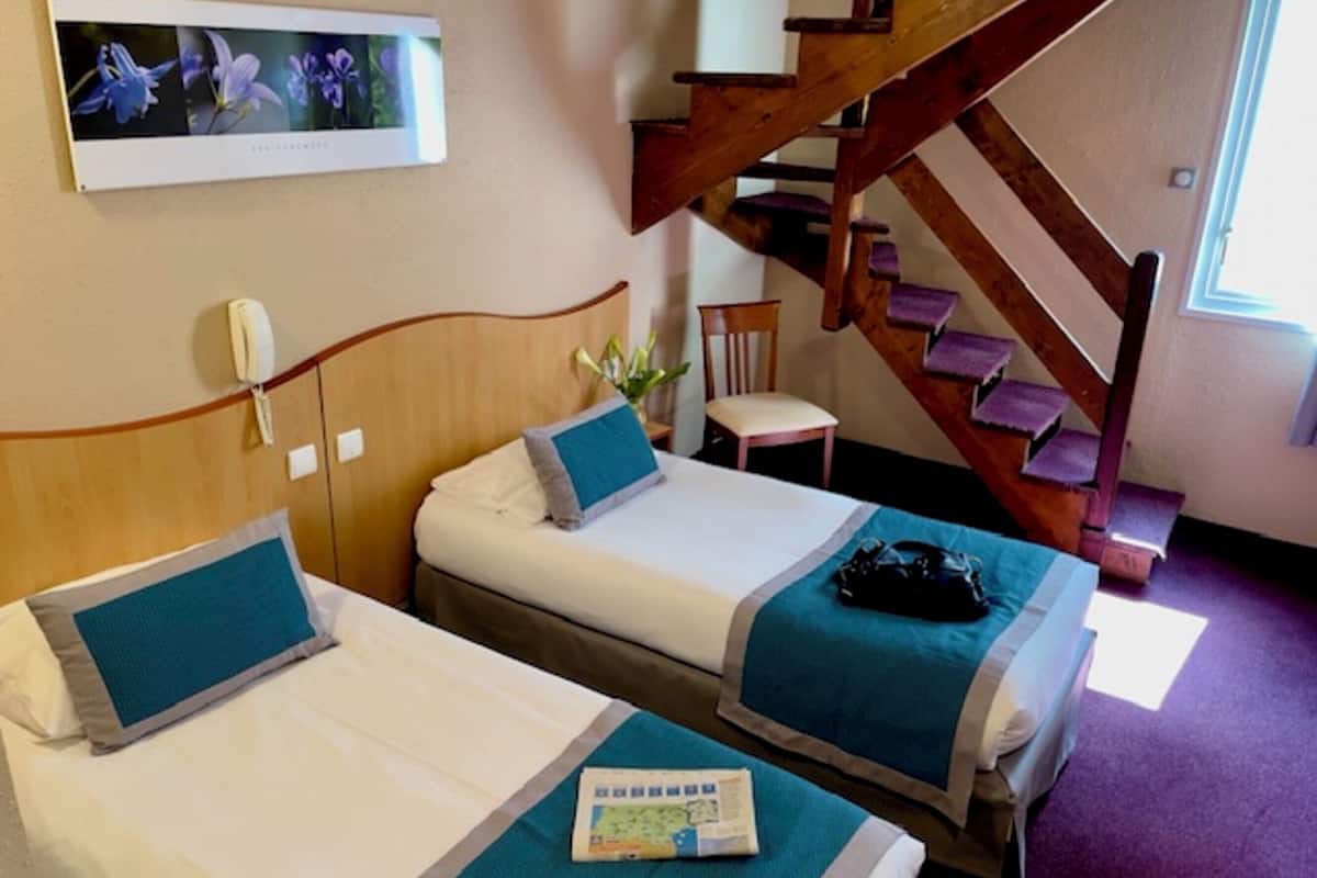 Camera quadrupla | Biancheria da letto di alta qualità, una scrivania, ferro/asse da stiro