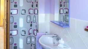 Apartment, 1 Bedroom (2 adults) | Bathroom