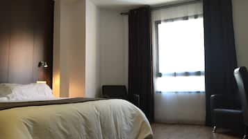 Caja de seguridad en la habitación, escritorio y cortinas blackout