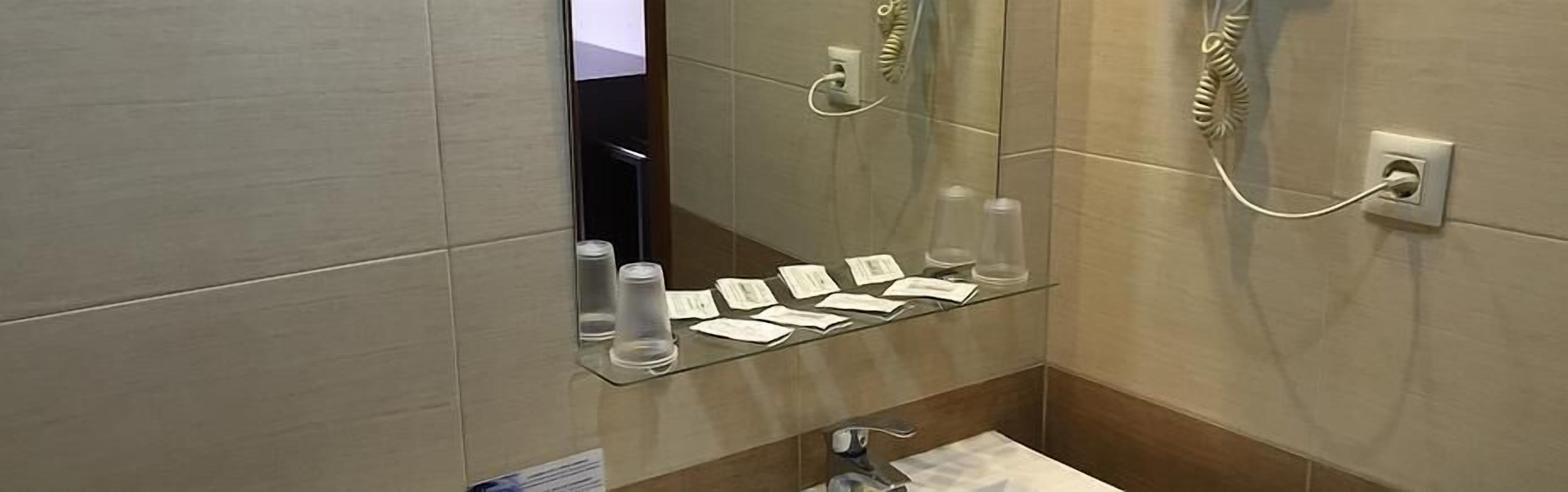 free toiletries, hair dryer