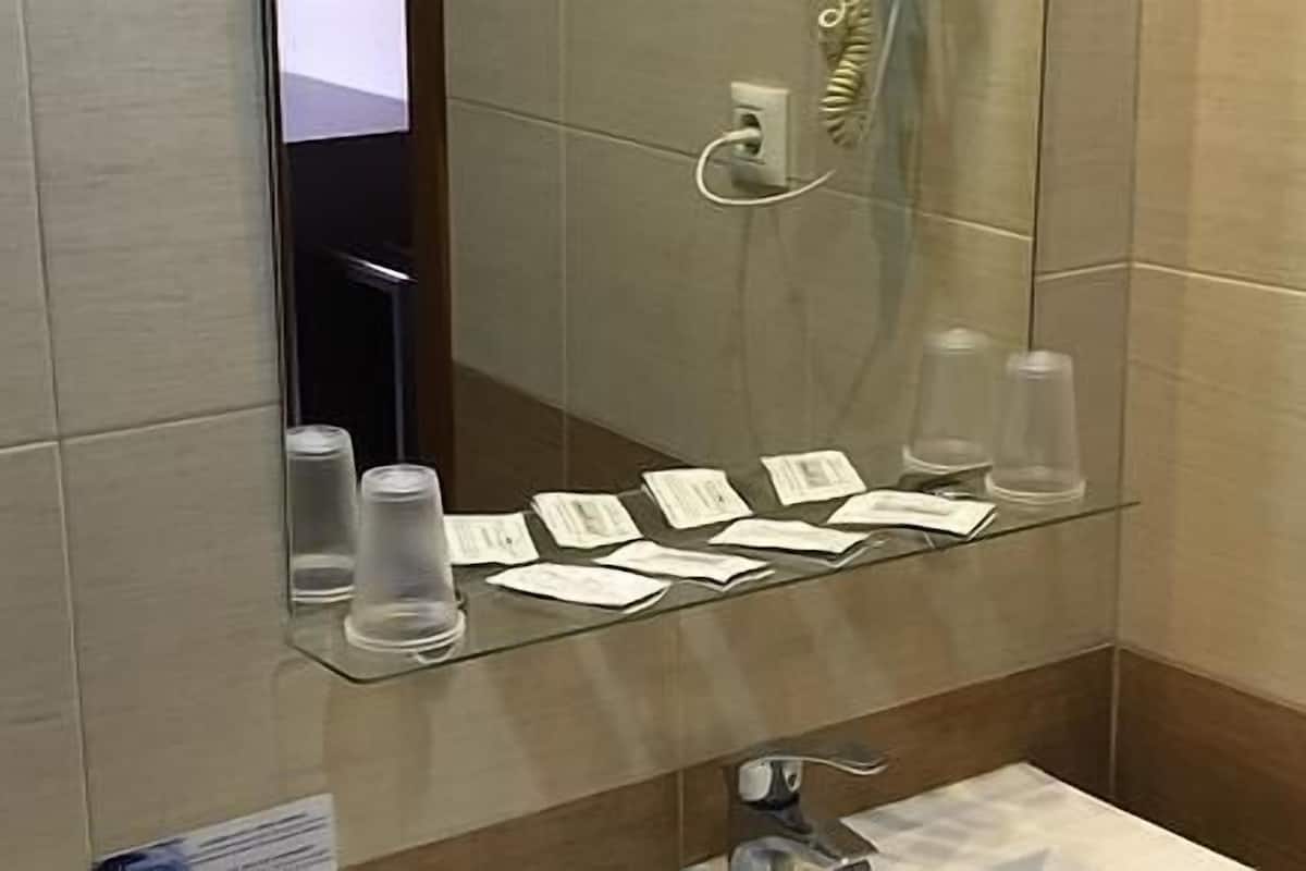 free toiletries, hair dryer