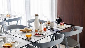 Petit déjeuner buffet (20 EUR par personne)
