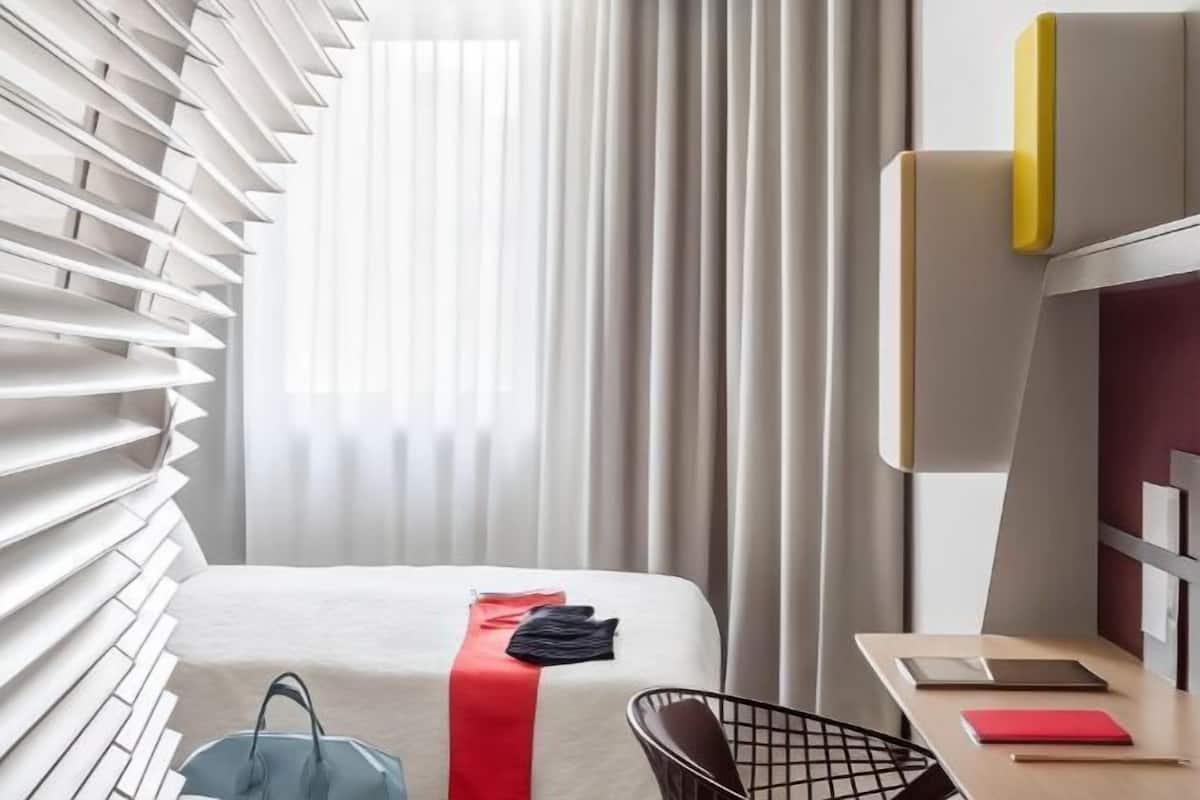 Premium bedding, down comforters, in-room safe, desk