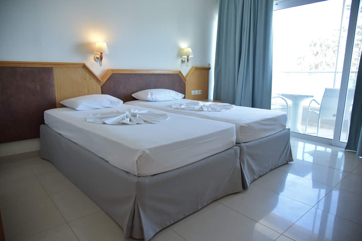 Apartment, 1 Bedroom, Sea View | In-room safe, blackout drapes, soundproofing, free WiFi