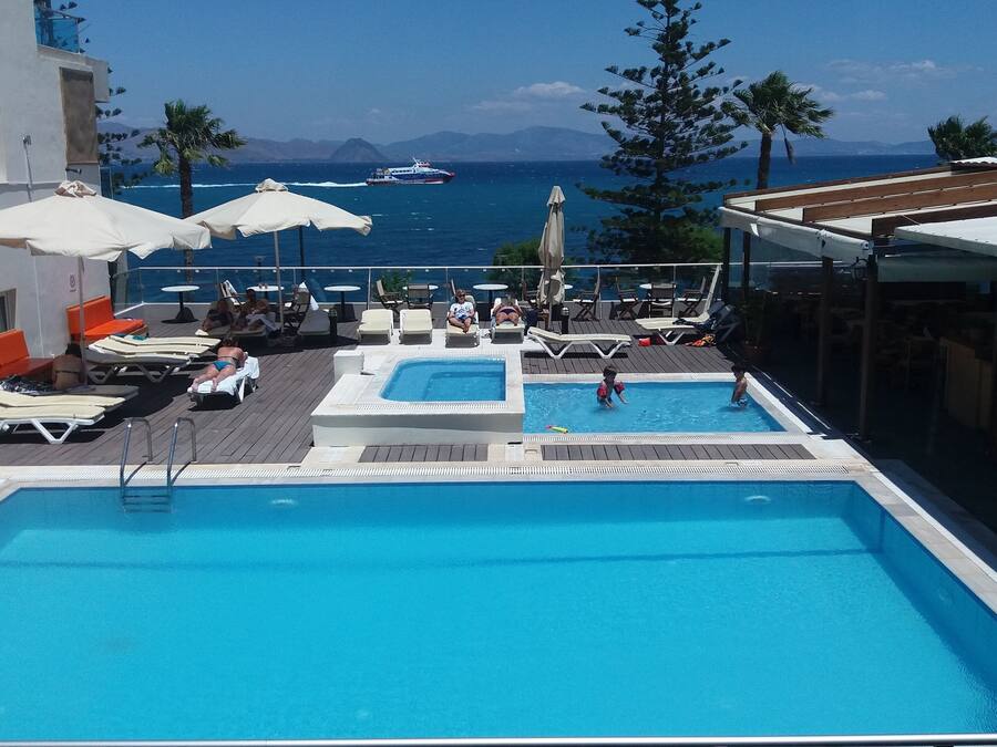Piscina externa sazonal, guarda-sóis, espreguiçadeiras