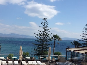 Seasonal outdoor pool, pool umbrellas, sun loungers - Bristol Sea View Apartments (Kos)