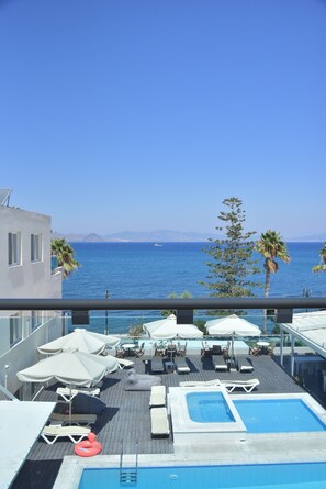 公寓, 海景 (3 people) | 游泳池 | 季節性室外游泳池，提供泳池遮陽傘和日光浴躺椅