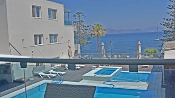 Caja de seguridad en la habitación y cortinas blackout