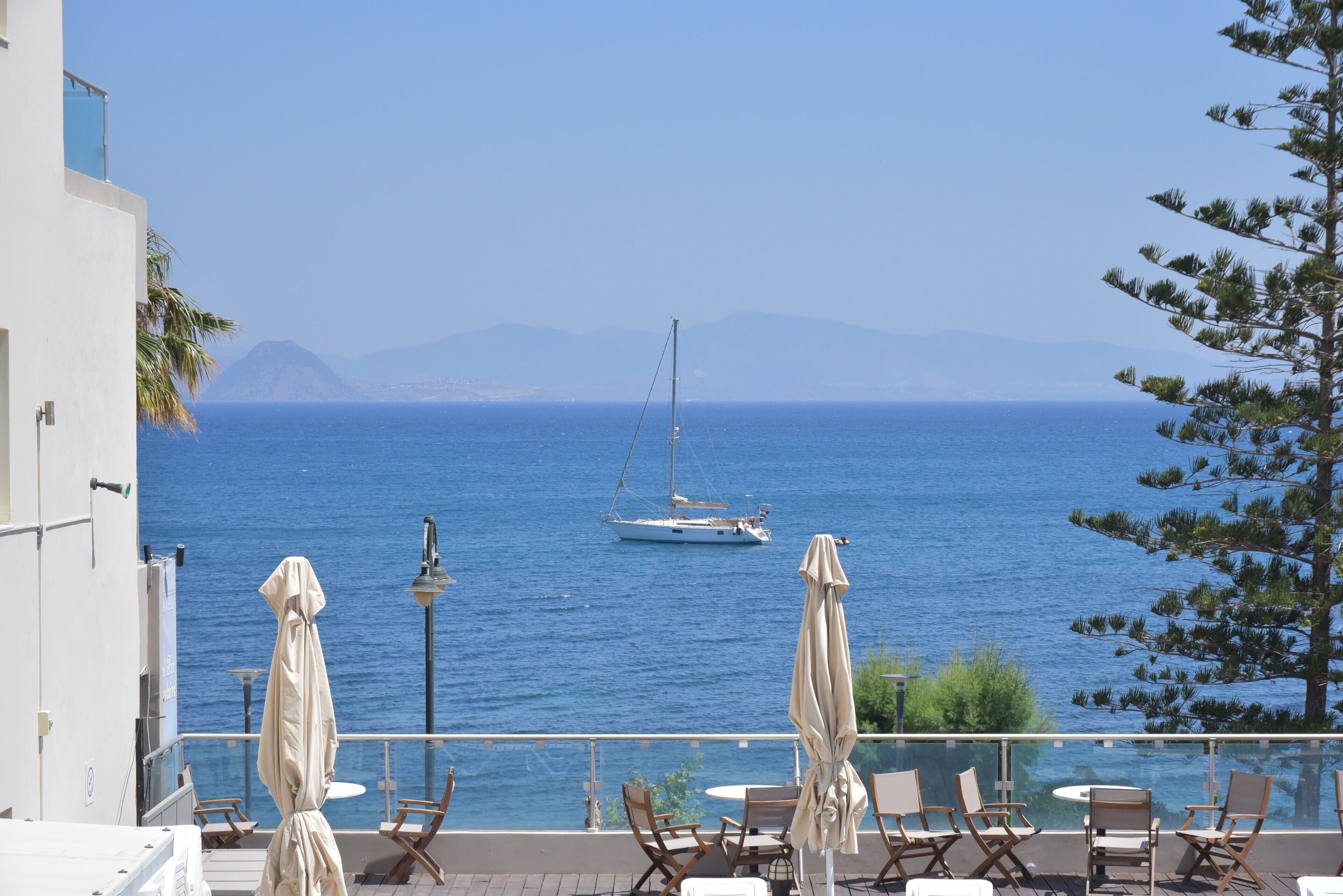 Piscine extérieure (ouverte en saison), parasols de plage