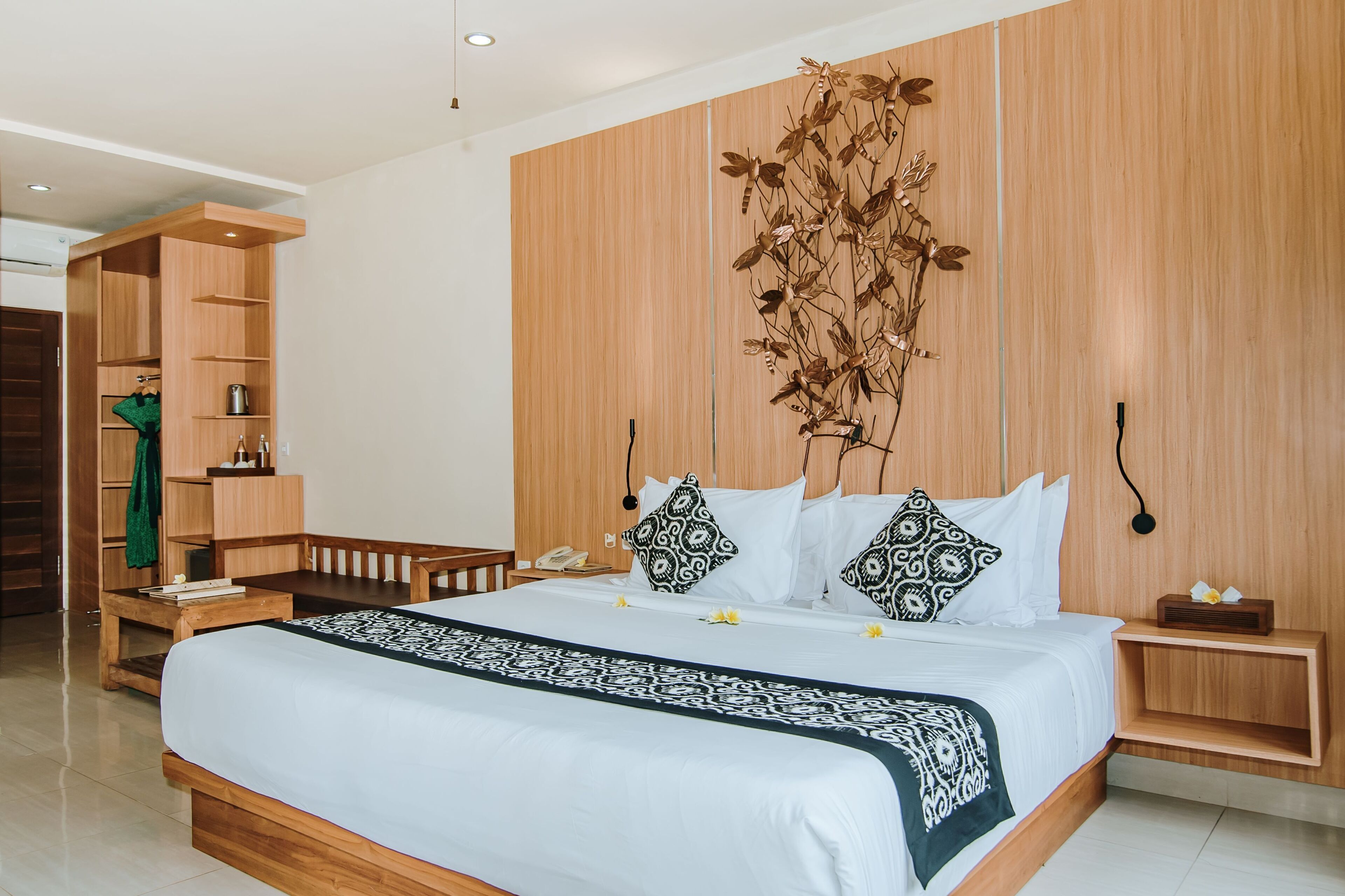Un dormitorio moderno con una cama grande, cabecera de madera y armario empotrado.