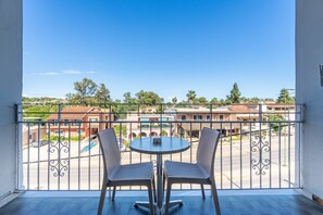 Traditional Twin Room | Outdoor dining | Breakfast, lunch, dinner served; international cuisine, pool views 