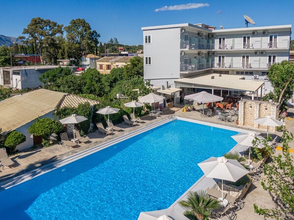 Family Room | Pool | Seasonal outdoor pool, pool umbrellas, pool loungers