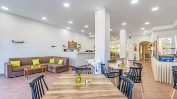 Phục vụ bữa sáng, món ăn mang phong cách quốc tế, nhìn ra hồ bơi