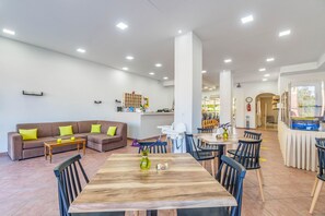 Breakfast, lunch, dinner served; international cuisine, pool views  - Angela Hotel and Apartments (Corfu)