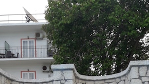 A stone wall with a pool in front. - Angela Hotel and Apartments (Corfu)
