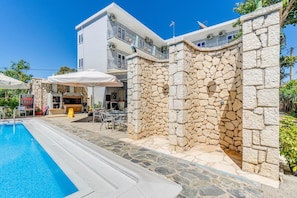 Seasonal outdoor pool, pool umbrellas, pool loungers - Angela Hotel and Apartments (Corfu)