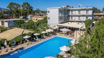 Phòng dành cho gia đình | Hồ bơi | Hồ bơi ngoài trời phục vụ theo mùa, dù/ô trên bãi biển/hồ bơi