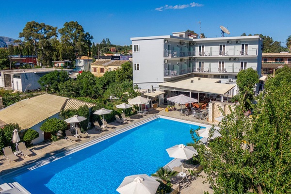 Family Room | Pool | Seasonal outdoor pool, pool umbrellas, sun loungers