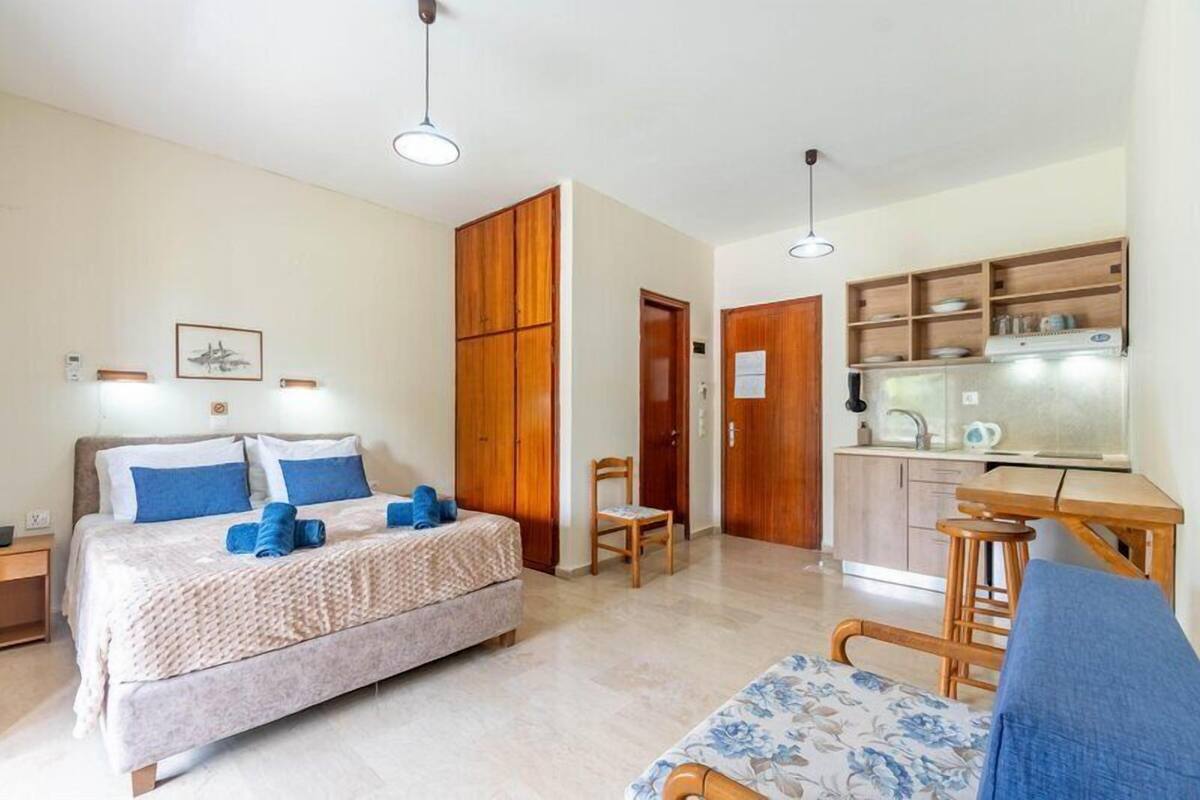 Studio | Premium bedding, in-room safe, soundproofing, free WiFi