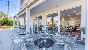 Phục vụ bữa sáng, món ăn mang phong cách quốc tế, nhìn ra hồ bơi