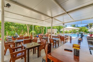 Breakfast, lunch, dinner served; international cuisine, pool views  - Angela Hotel and Apartments (Corfu)