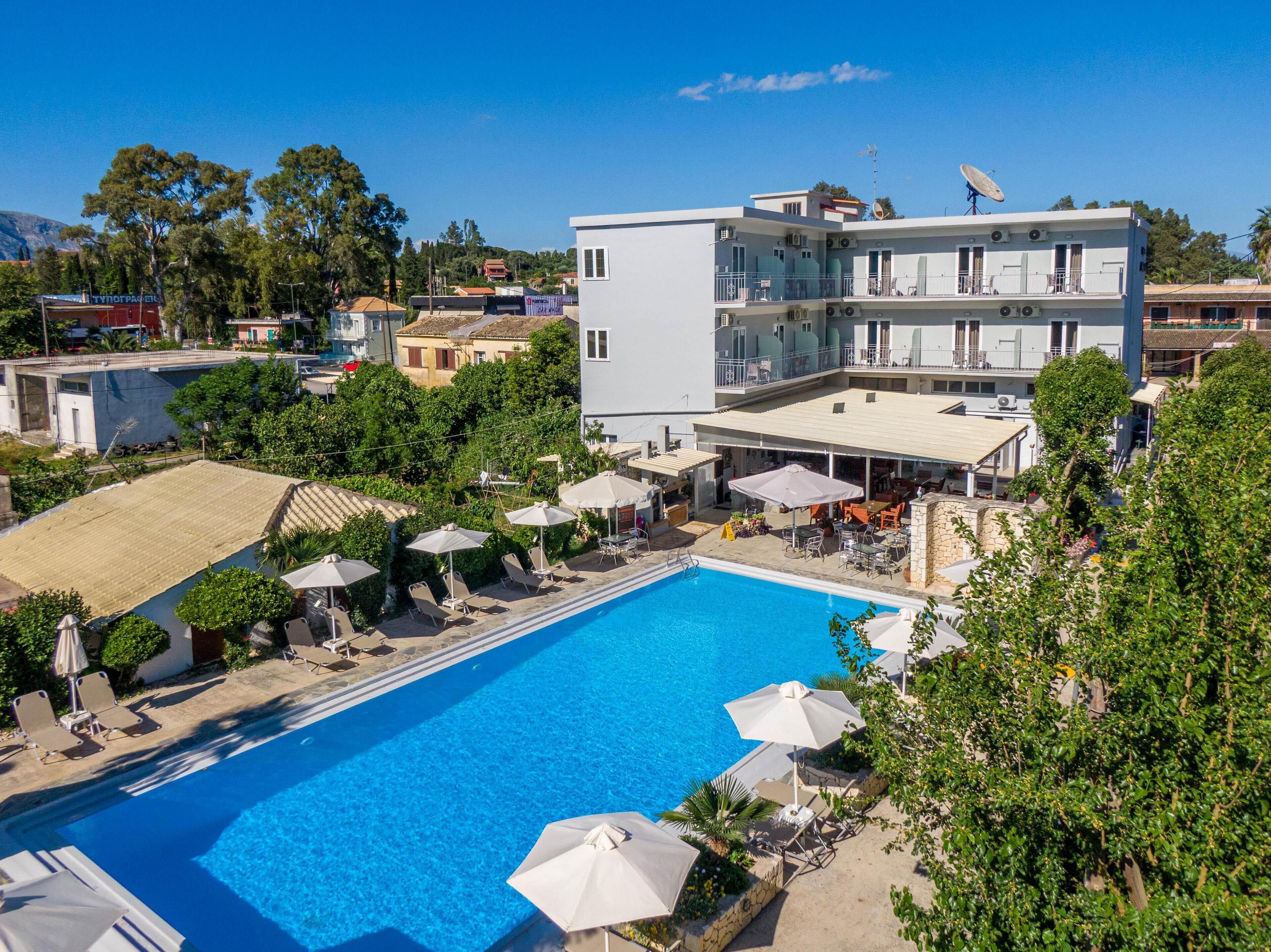 En säsongsöppen utomhuspool, parasoller och solstolar