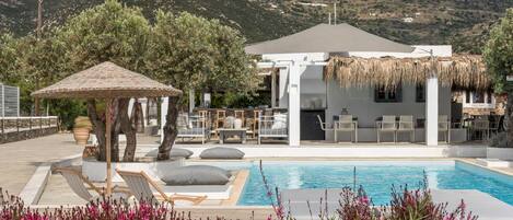 Ulkouima-allas, aurinkotuoleja