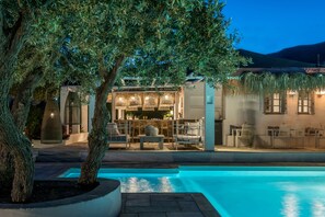 Ulkouima-allas, aurinkotuoleja