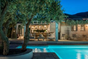 Een buitenzwembad en ligstoelen