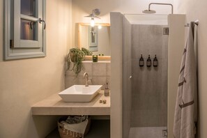 Superior Double Room (Flaros) | Bathroom | Shower, free toiletries, hair dryer, bathrobes - Verina Terra (Sifnos)