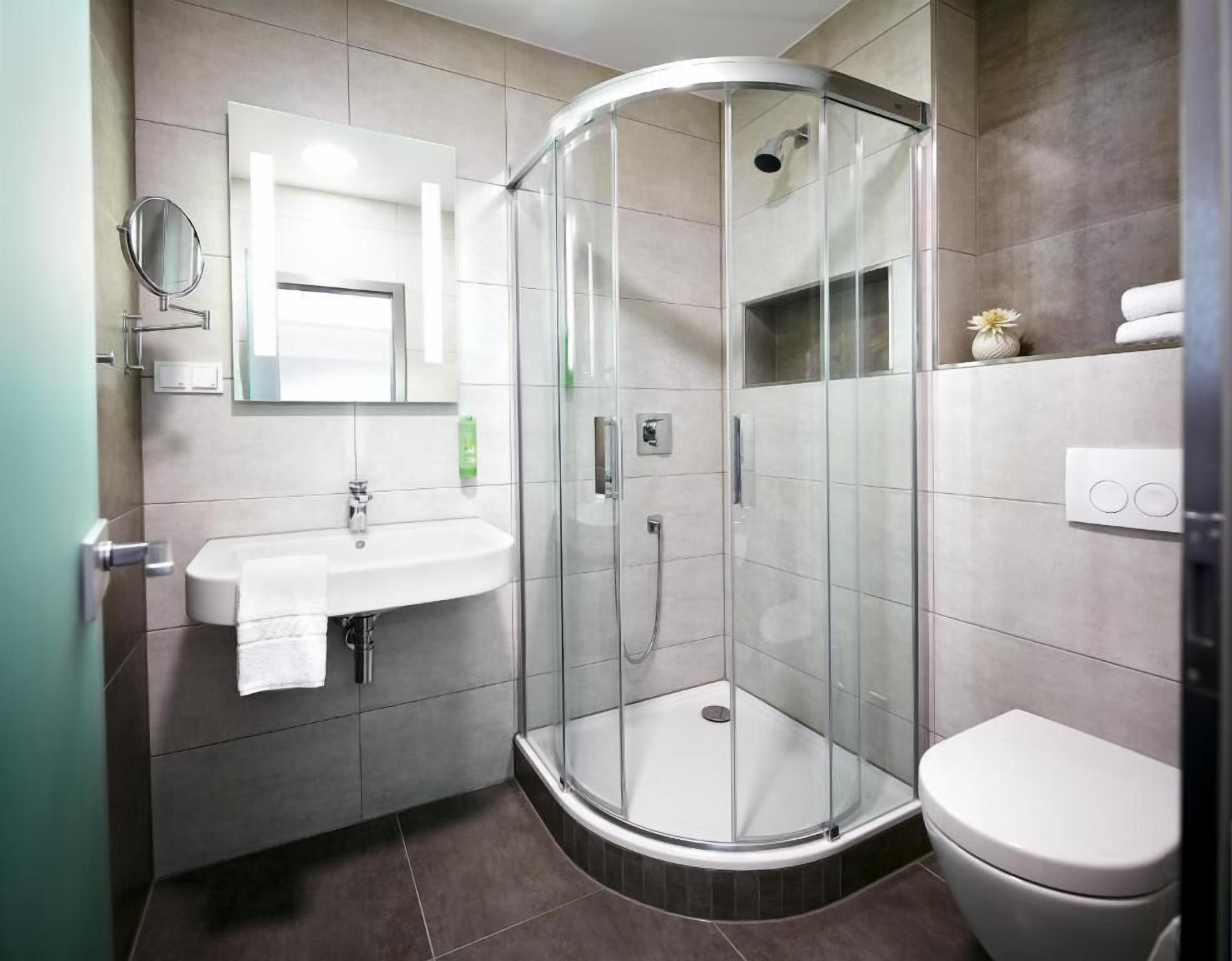 shower, free toiletries, bathrobes, towels