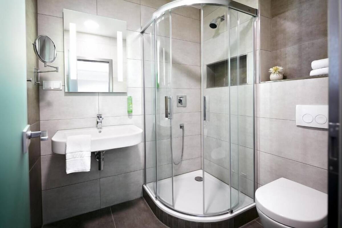 shower, free toiletries, bathrobes, towels