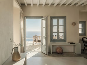Suite, vista al mar (Auriga) | Área de sala de estar | Estación para iPod