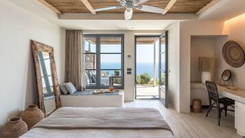 Suite junior, vista al mar (Centaurus) | Ropa de cama hipoalergénica y minibar